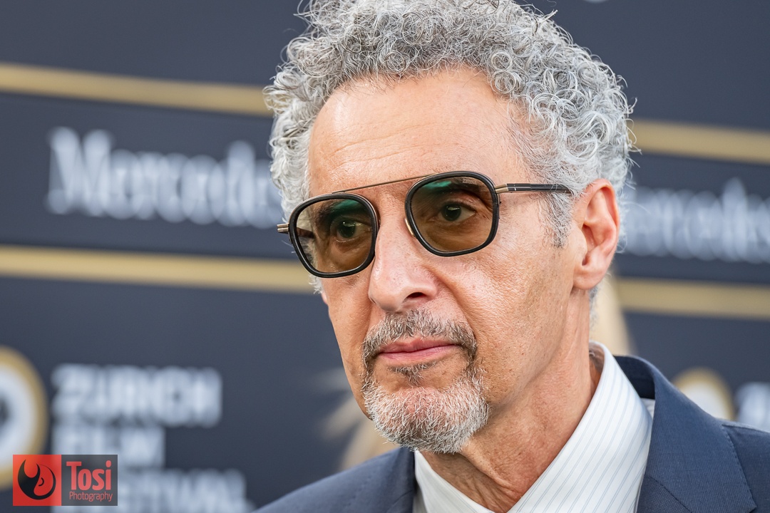 John Turturro sul green carpet di Zurigo 2026 © Tosi Photography.